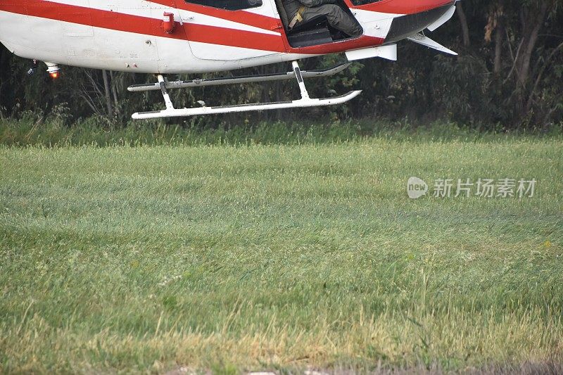 直升机降落在草坪上