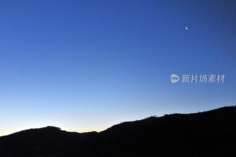 夕阳中的龙泉山