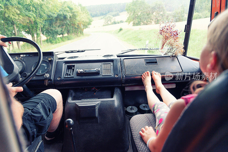 小女孩和她的父亲乘露营巴士去度假