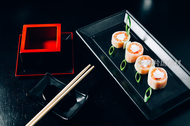 健康的寿司配清酒杯和筷子