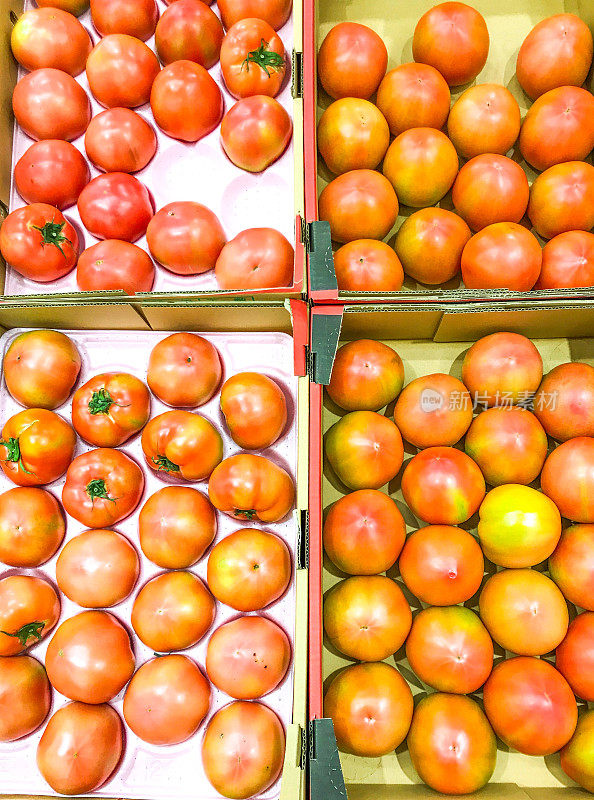 装在纸板箱里出售的西红柿