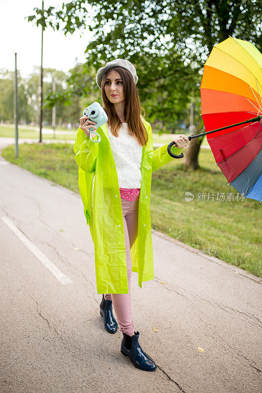 雨中带着伞的美丽女孩