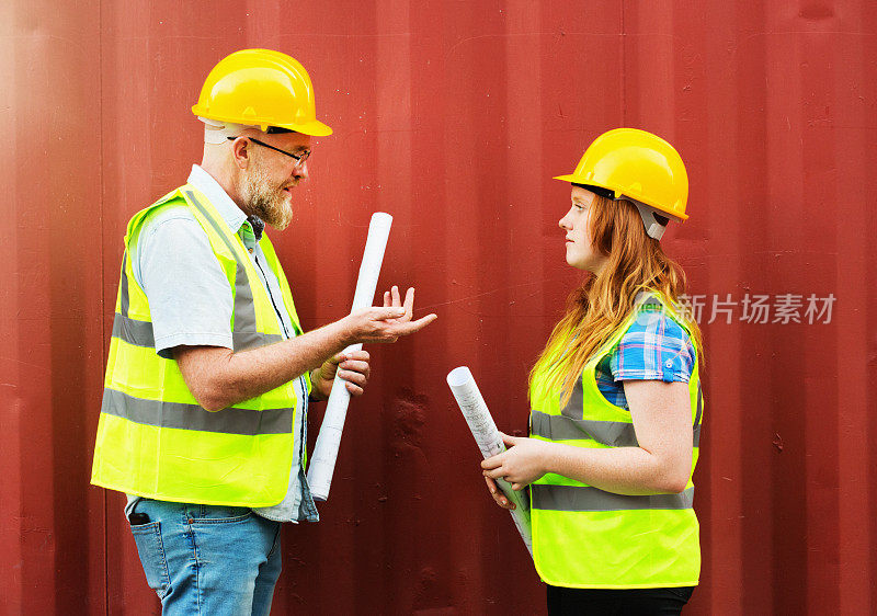 成熟的男建筑工人和女实习生聊天