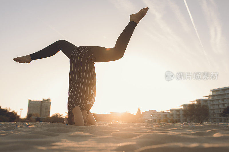 在海滩上练习瑜伽的女人