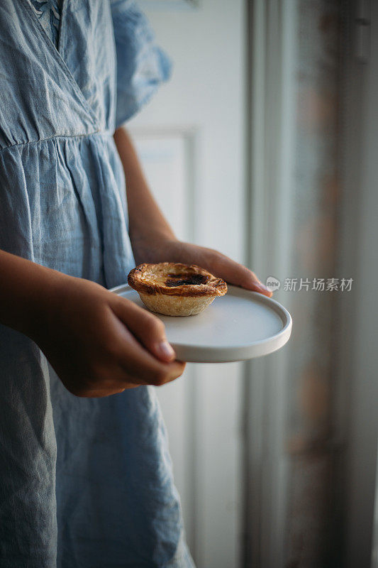 传统的葡萄牙糕点粉彩在女人的手