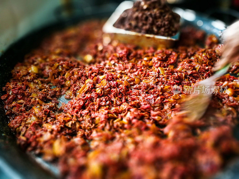 街头小吃市场上的一大锅新鲜出炉的墨西哥辣味牛肉