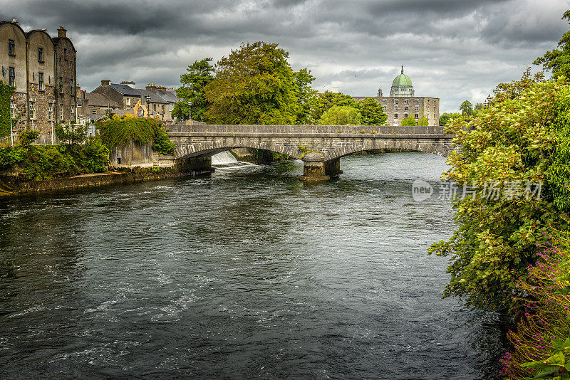 Corrib河，背景是Galway大教堂