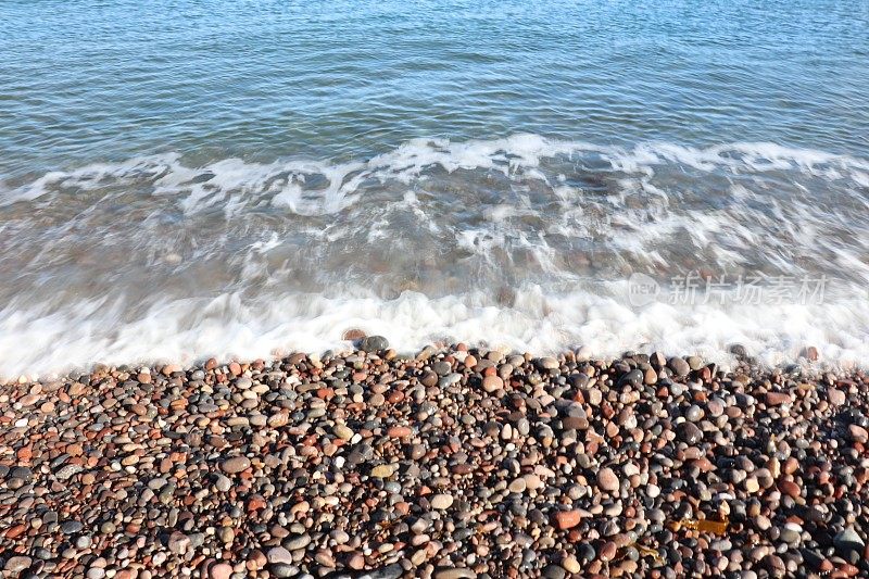 海浪拍打着海岸上的卵石