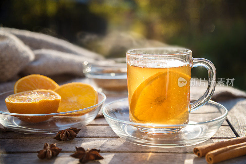 热姜茶用橘子片和香料放在木桌上晒着，健康饮品防冷，拷贝空间