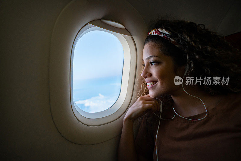 女人坐飞机旅行，听音乐
