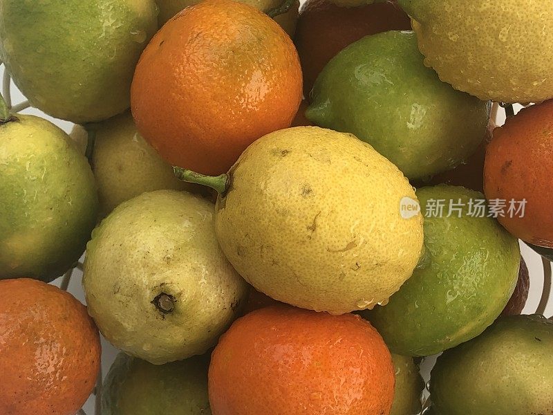 一碗绿柠檬和柑橘类水果