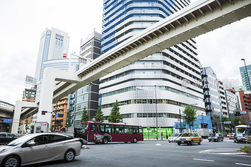 日本东京市区街道上的交通状况