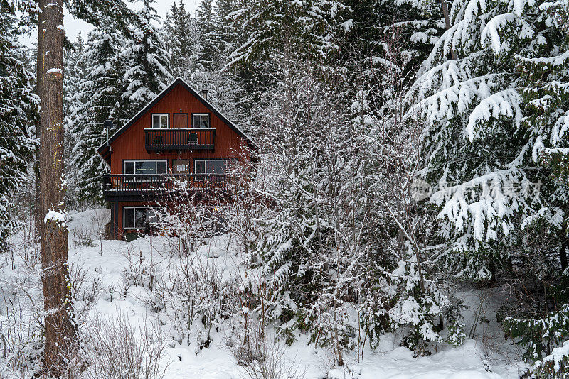 冬天山里的小屋