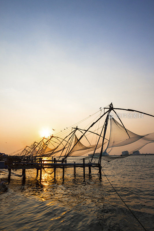 印度科钦日落时的中国渔网