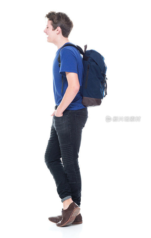 年轻的高中男生背着背包，双手插在口袋里