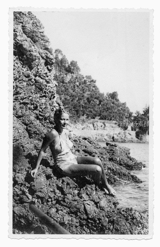 1938年穿着泳装的年轻女子