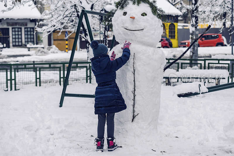 小女孩堆雪人