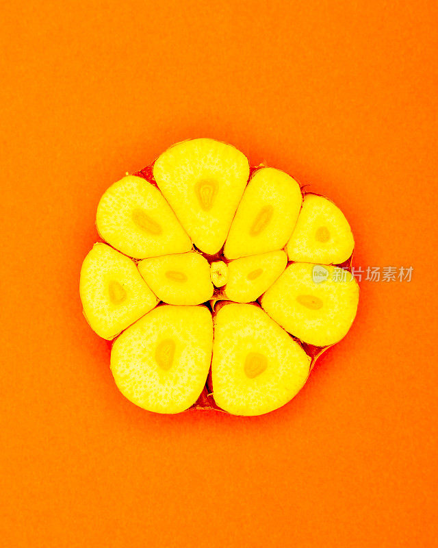 半黄色的蒜泡波普艺术风格，以明亮的橙色为背景