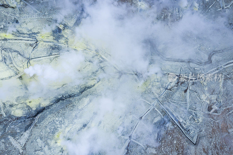 从高处看少绿的山路风景