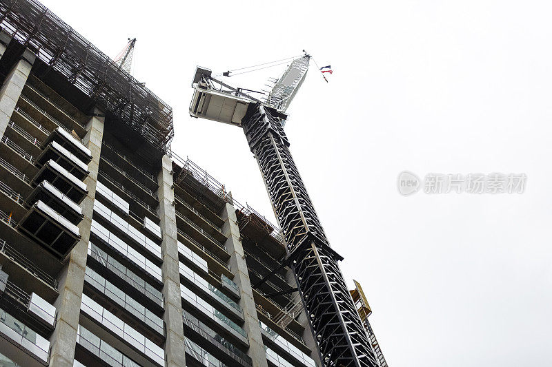 建筑工地的塔吊，白色背景和复制空间