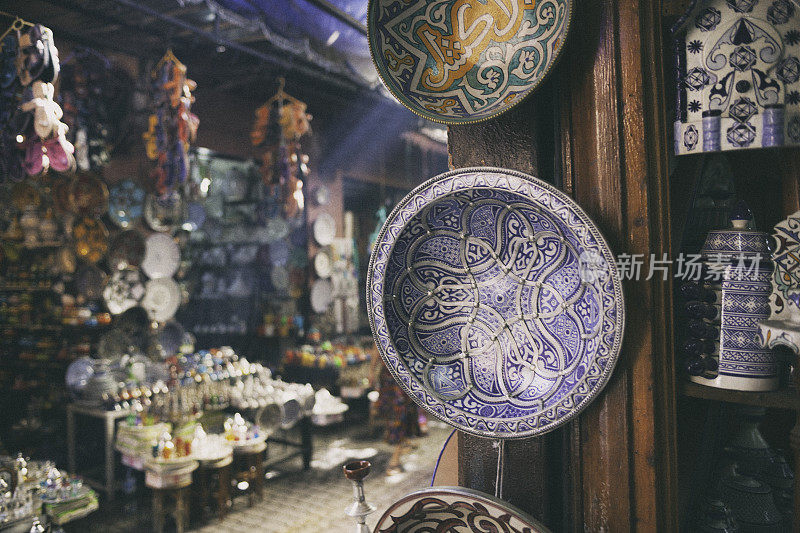 马拉喀什市场上的摩洛哥纪念品