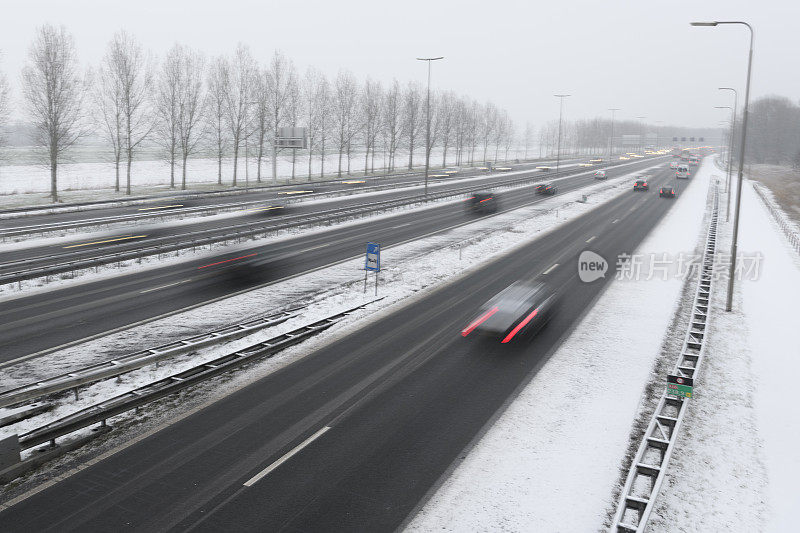 冬季暴风雪期间高速公路上的交通