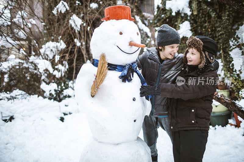 男孩堆雪人