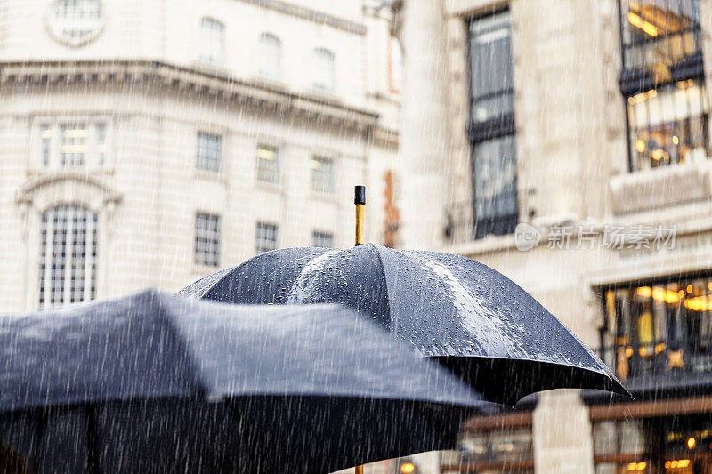 伦敦摄政街的雨