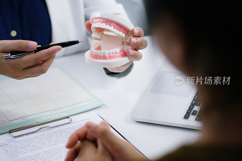 牙科医生在牙科诊所检查病人的牙齿，进行医疗治疗