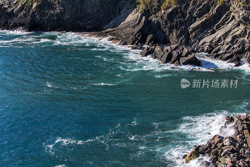 意大利，马纳罗拉村，海浪拍打着岩石海岸