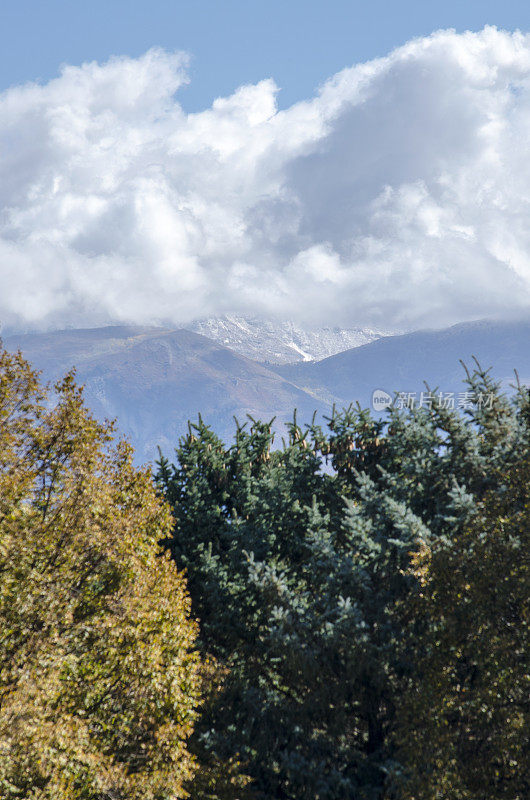 奥格登和犹他州盐湖城的山脉在秋天会下雪
