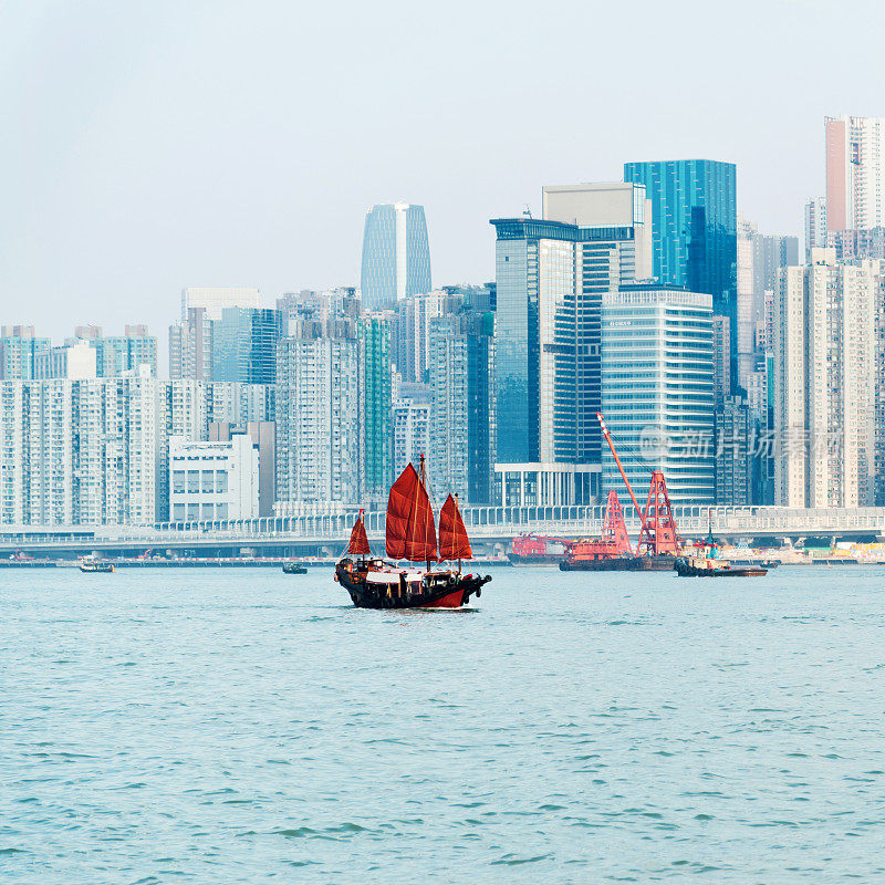 横过香港港口的帆船