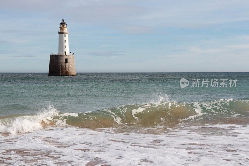 海上花岗岩平台上的白色灯塔，带有复制空间