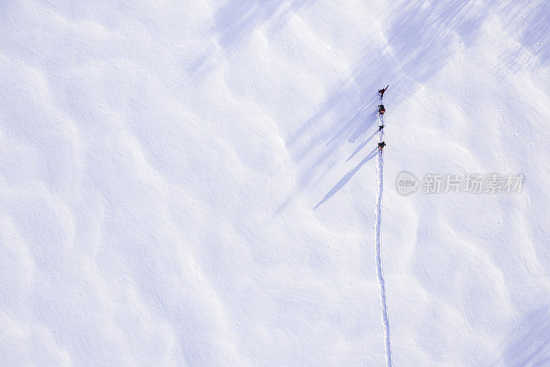 鸟瞰图家庭雪鞋户外在冬天暴风雪后