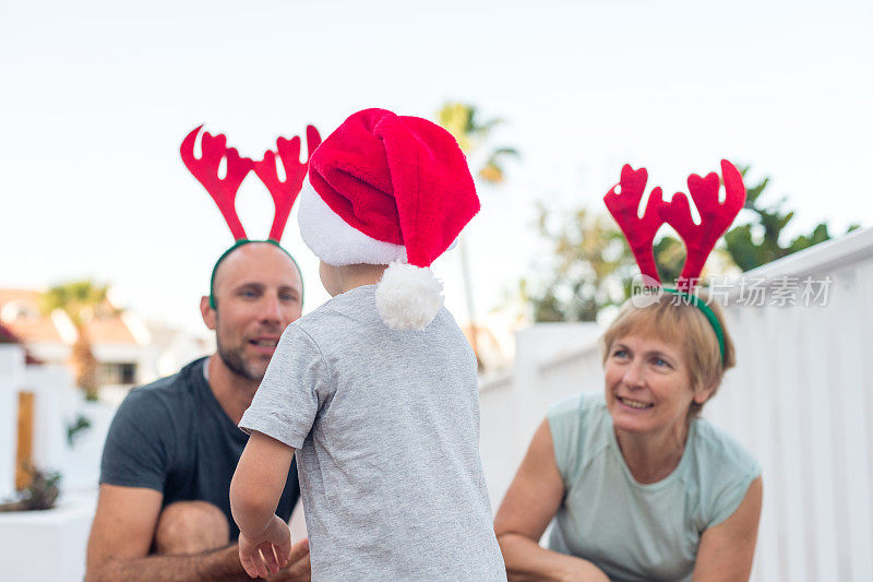 父亲，祖母和孙子在热带节日庆祝圣诞节