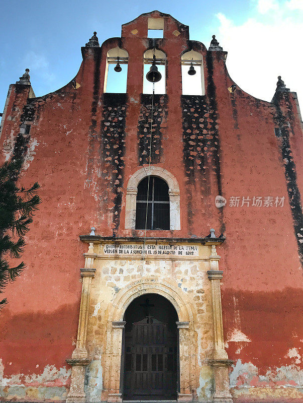 Temozón，尤卡坦，墨西哥:红色殖民教堂