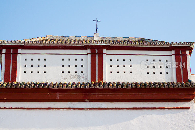 红白相间的房子屋顶上的十字架