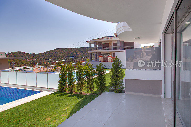 现代设计的带游泳池和露台的豪华别墅，空前院的度假屋或度假别墅为大家庭
