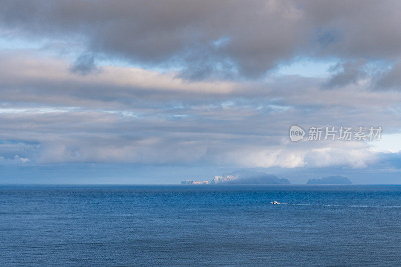 船驶向开阔海洋的风景