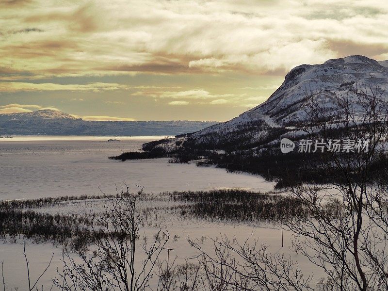 冬季峡湾上的北极景观