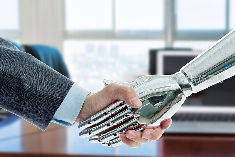 商人和机器人在会议室握手