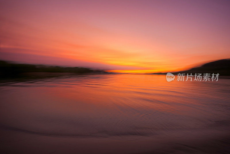 大海在夕阳下的运动模糊了