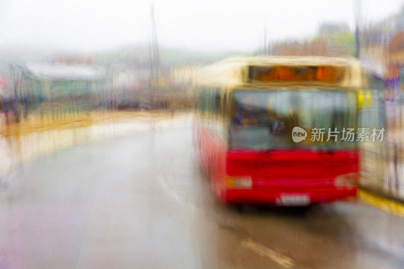 公共汽车雨天