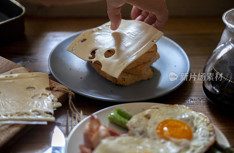 自制健康早餐:艾门塔尔芝士培根三明治，煎蛋和芦笋