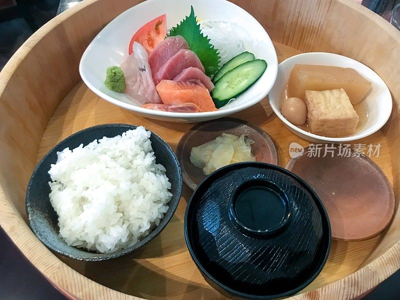 日本生鱼片午餐供应的hangiri