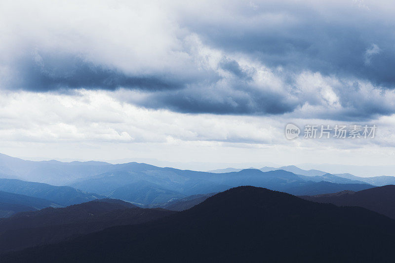 喀尔巴阡山脉忧郁的蓝色山峰