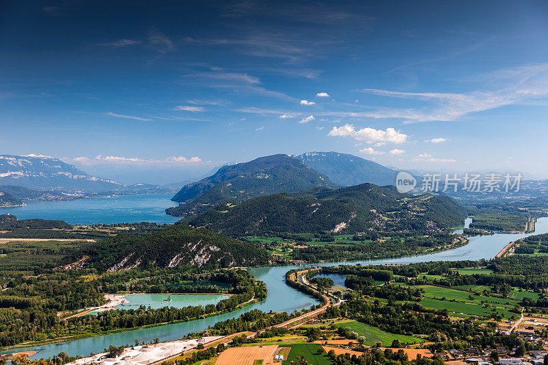 美丽的鸟瞰图法国夏天的风景从大哥伦比亚峰在艾因省的Bugey山中间，罗纳河，充满活力的绿色田野和布尔热湖在萨瓦