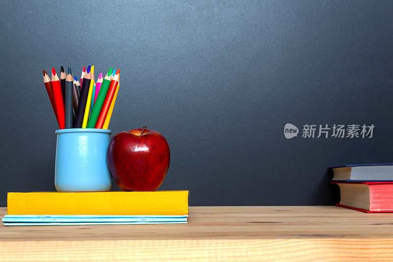 教育的概念。彩色铅笔在黑板背景上。