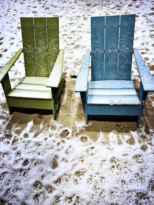 雪地里沙滩上的阿迪朗达克椅子
