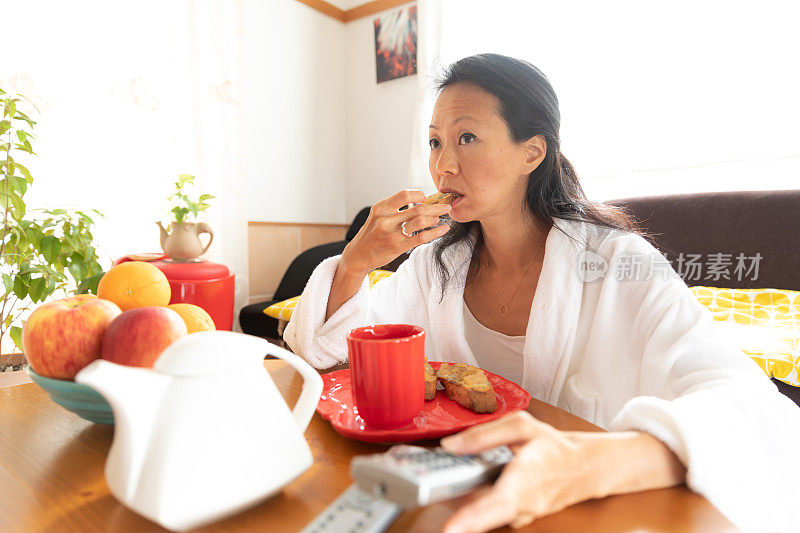 女人吃早餐